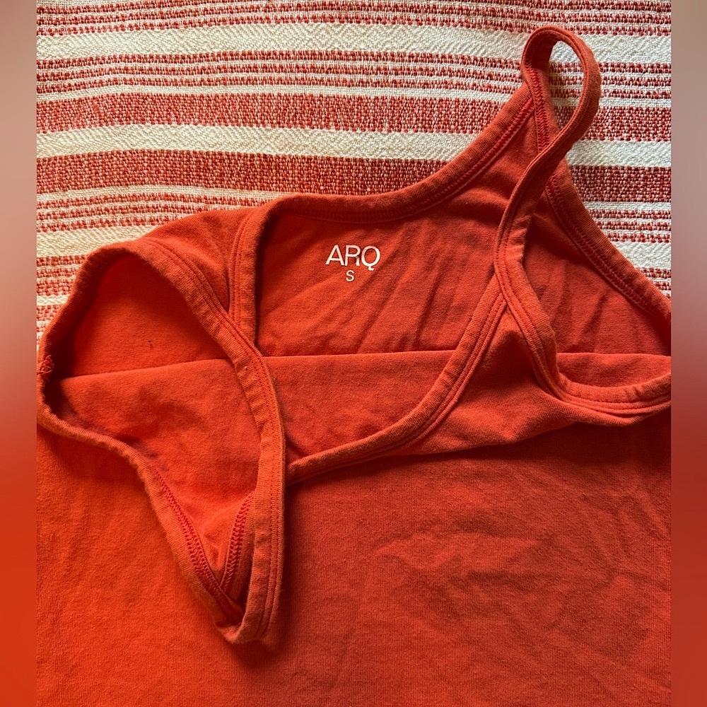 ARQ Women's Cropped Tank Top in Red